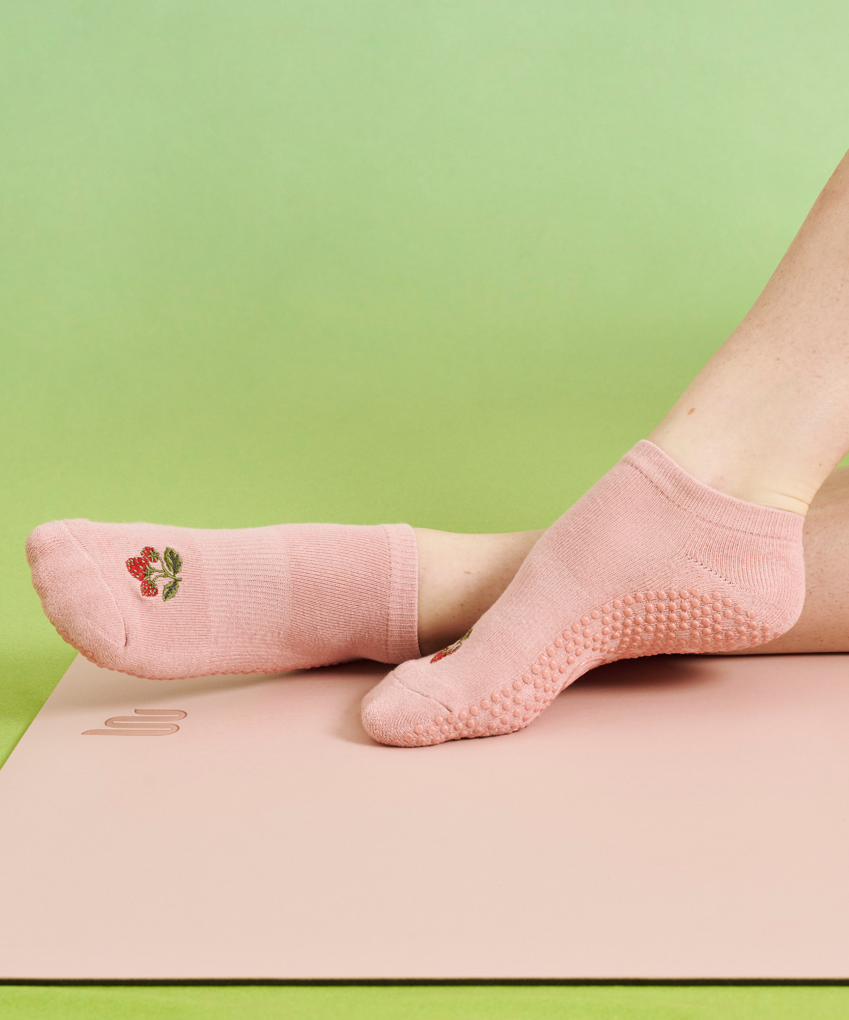 Classic Low Rise Grip Socks - Strawberry Patch